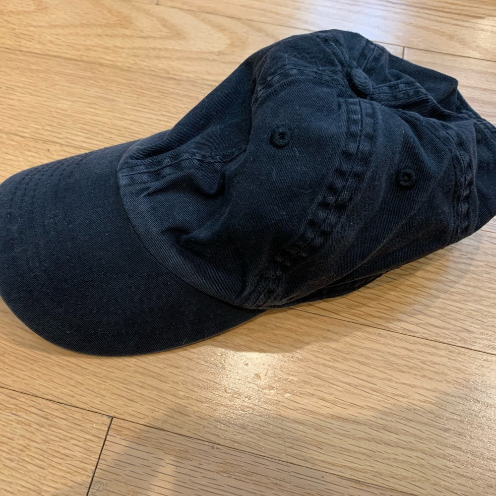 🧢: Black sports cap
